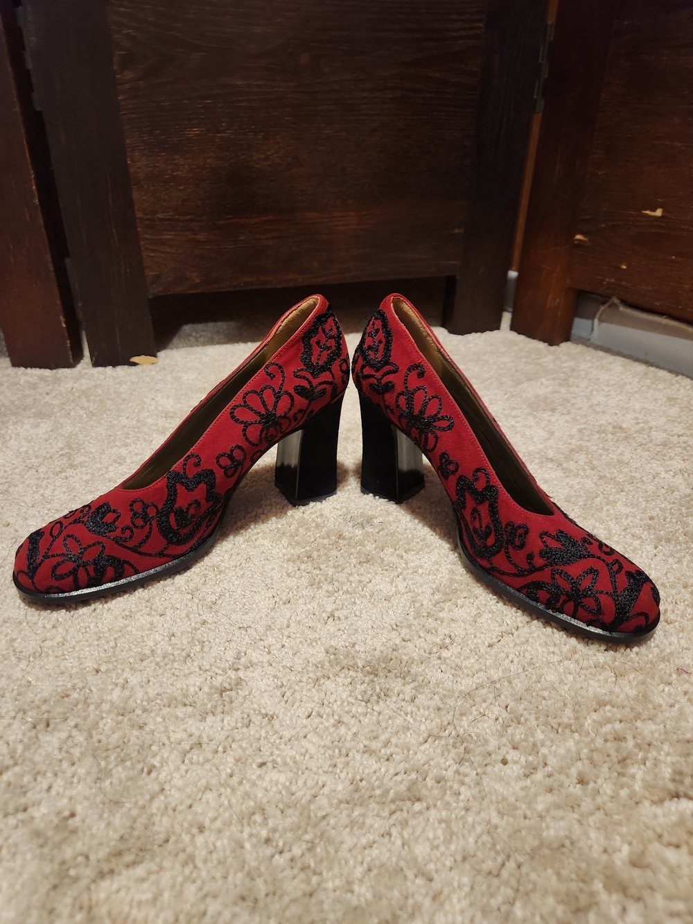 Yves Saint Laurent Red Embroidered Floral Pump - Picture 7 of 7